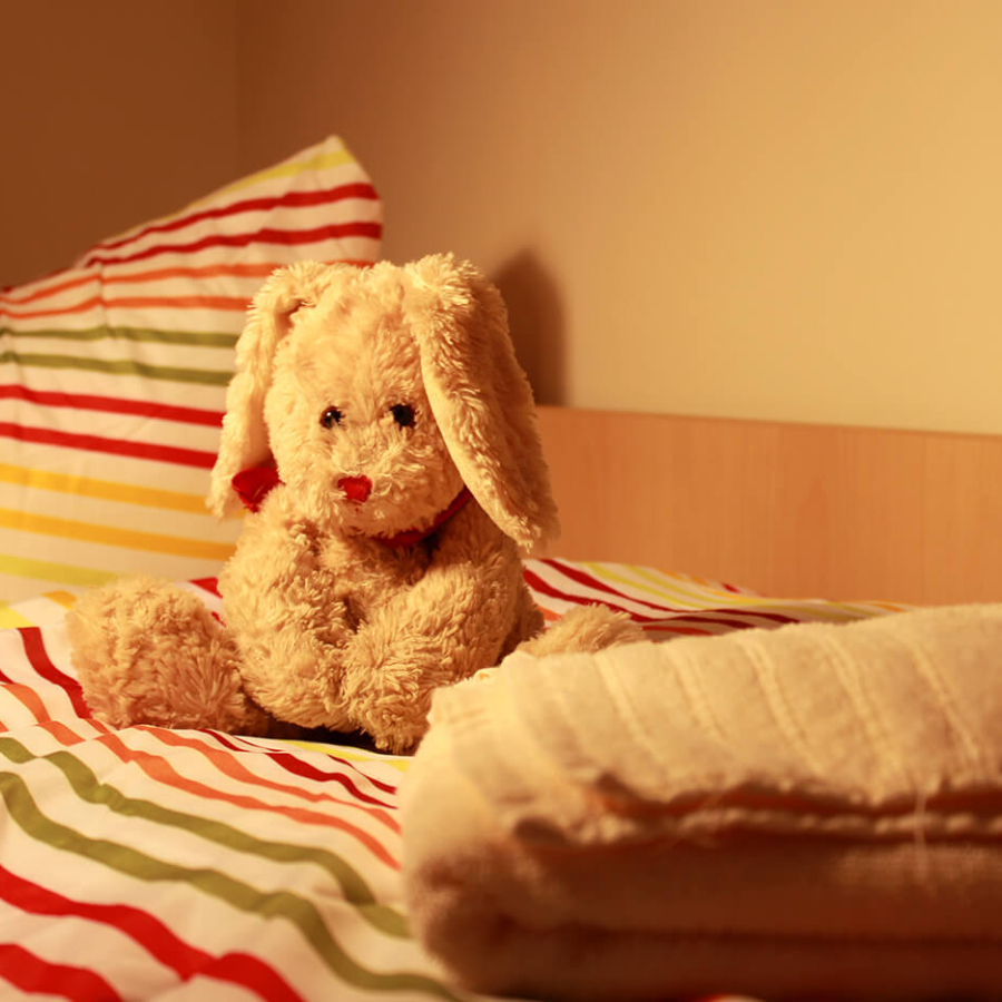 Kuscheltier auf dem Bett