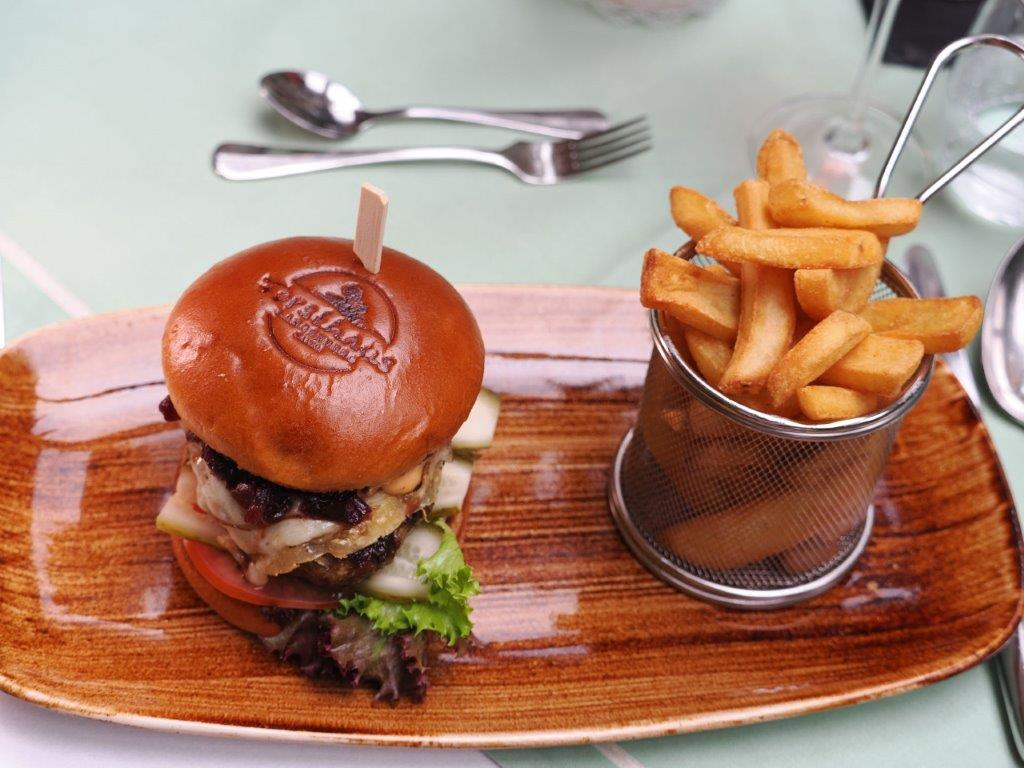 Burger und Pommes