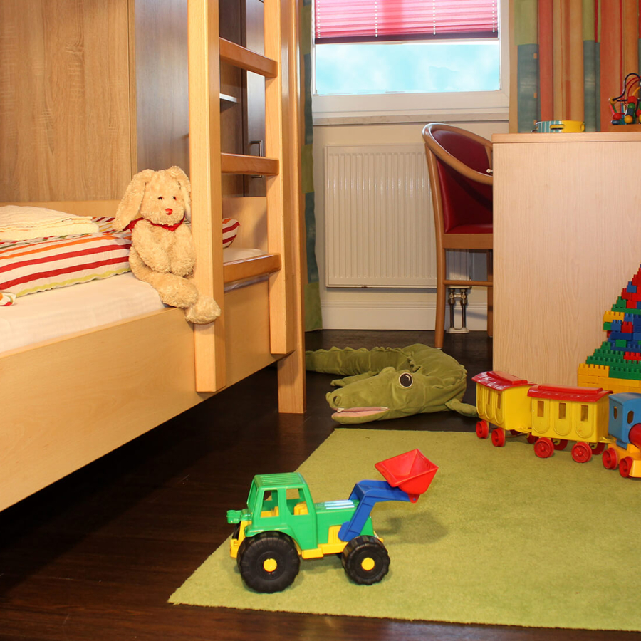 Spielzeug und Hochbett