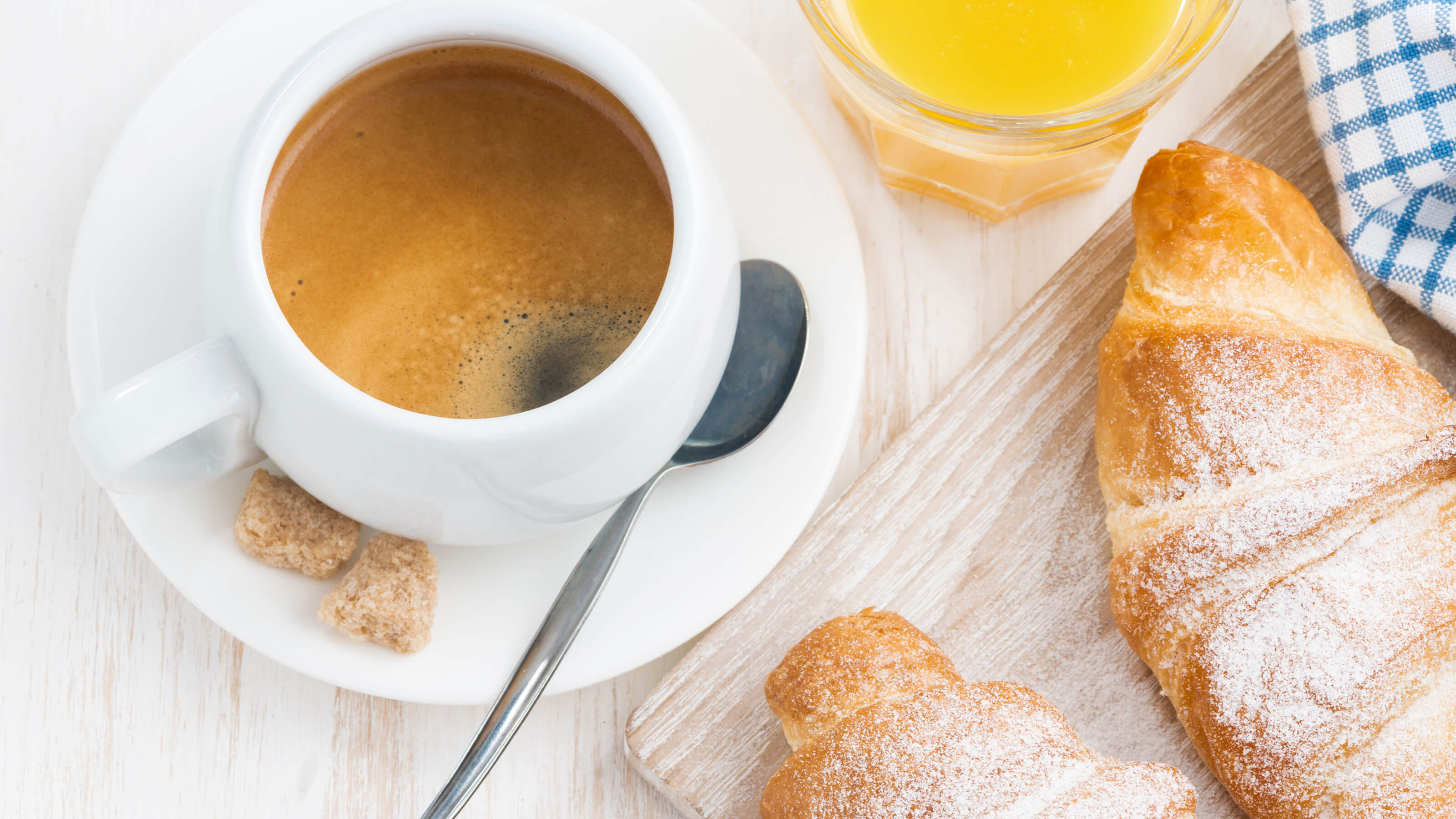 Fruehstueck Croissaint Kaffee Saft