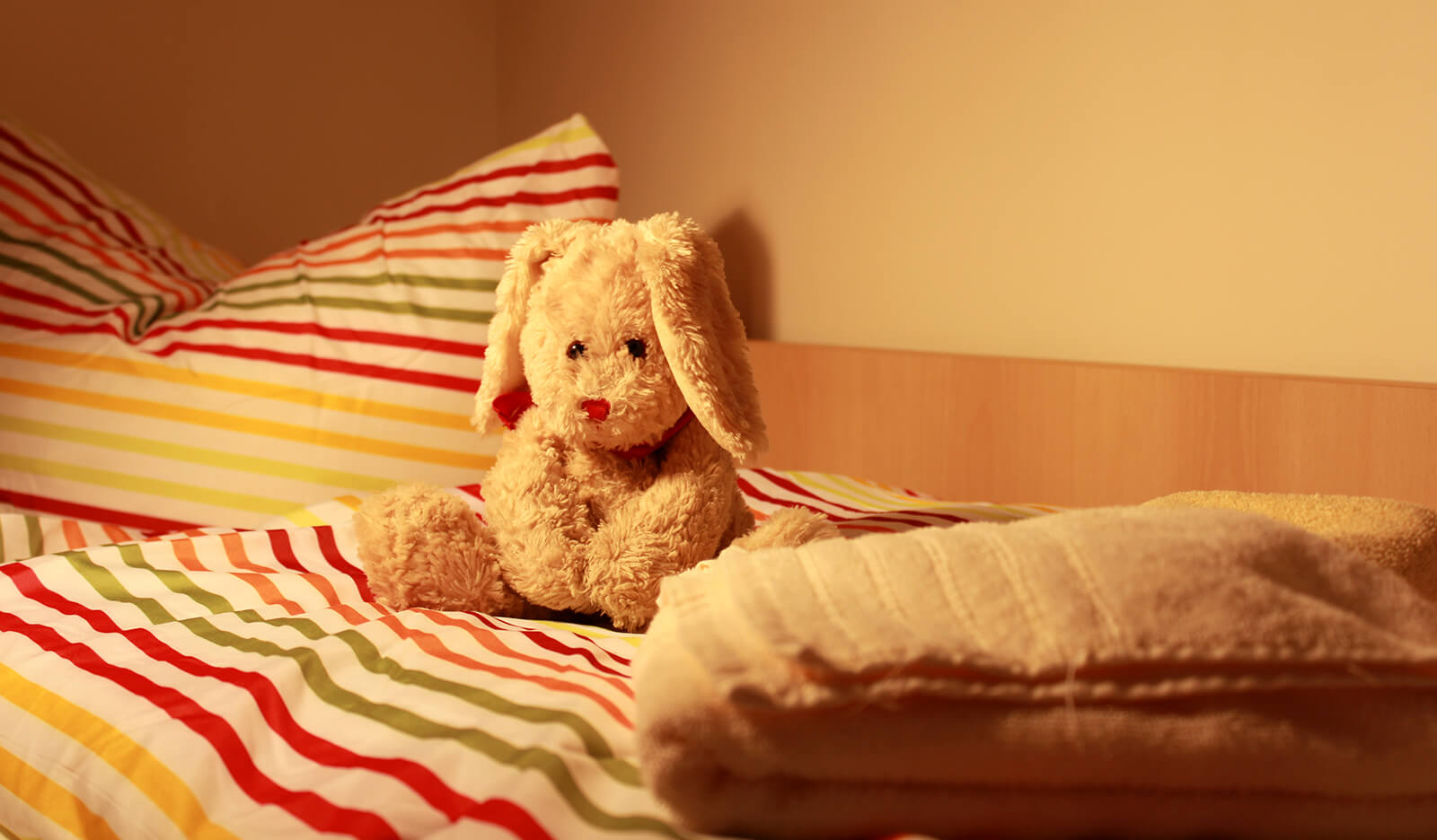 Kuscheltier auf dem Bett